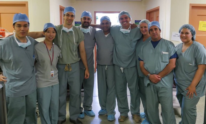 Equipe médica que realizou a cirurgia; Flávio é o quarto da direira para esquerda Flávio Rezende, chefe do Departamento de Retina da Universidade de Montreal, implantou chip na retina de uma paciente